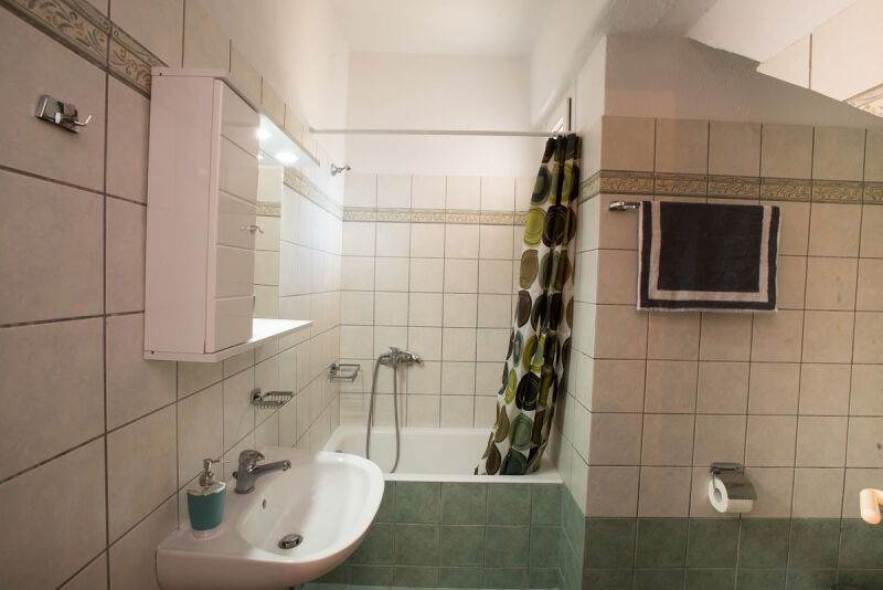 Marina-Blue-Apartment-04-Bathroom